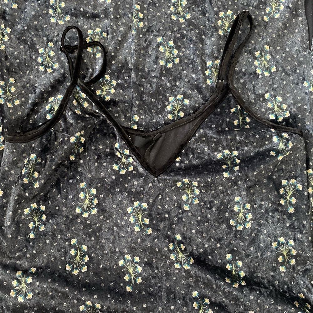 Knot Sisters Patsy Velvet Floral Dress - Picture 6 of 10